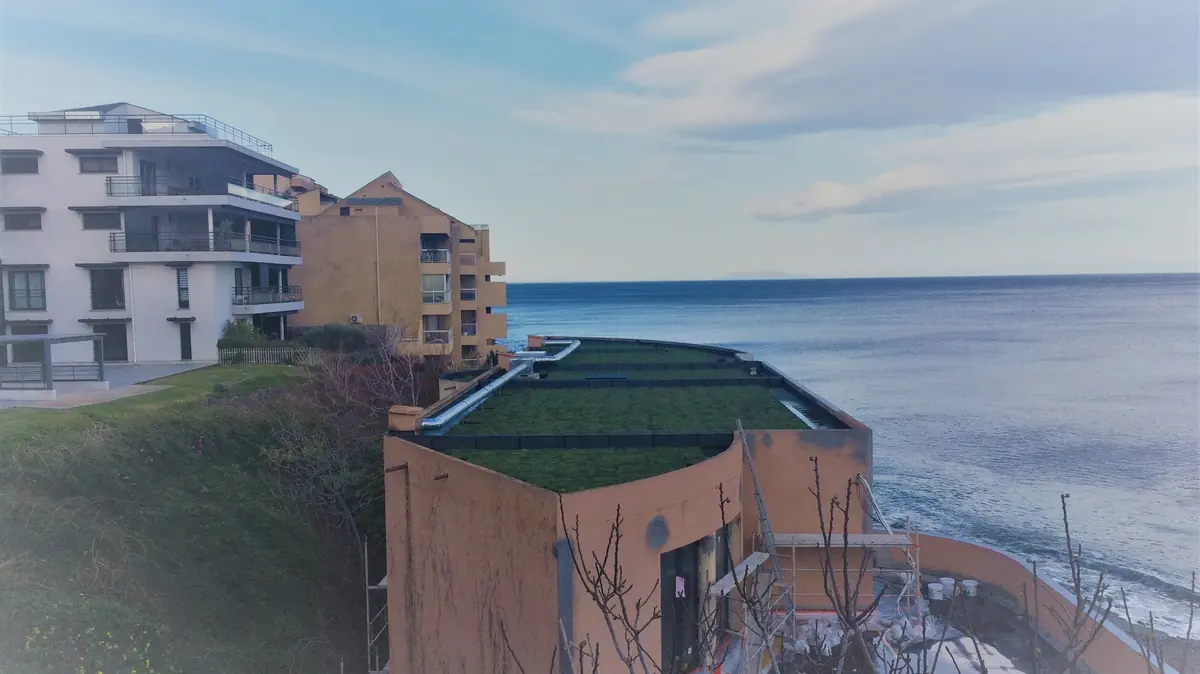 Bâtiment en bord de mer avec toiture végétalisée en cours de travaux