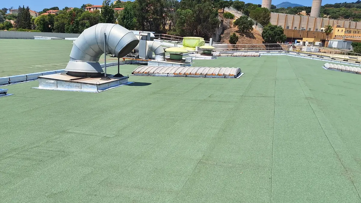 Toiture industrielle de grande surface avec lanterneaux et extracteurs