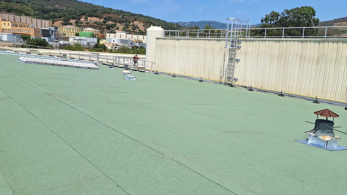 Grande toiture-terrasse d'immeuble revêtue d'une membrane d'étanchéité