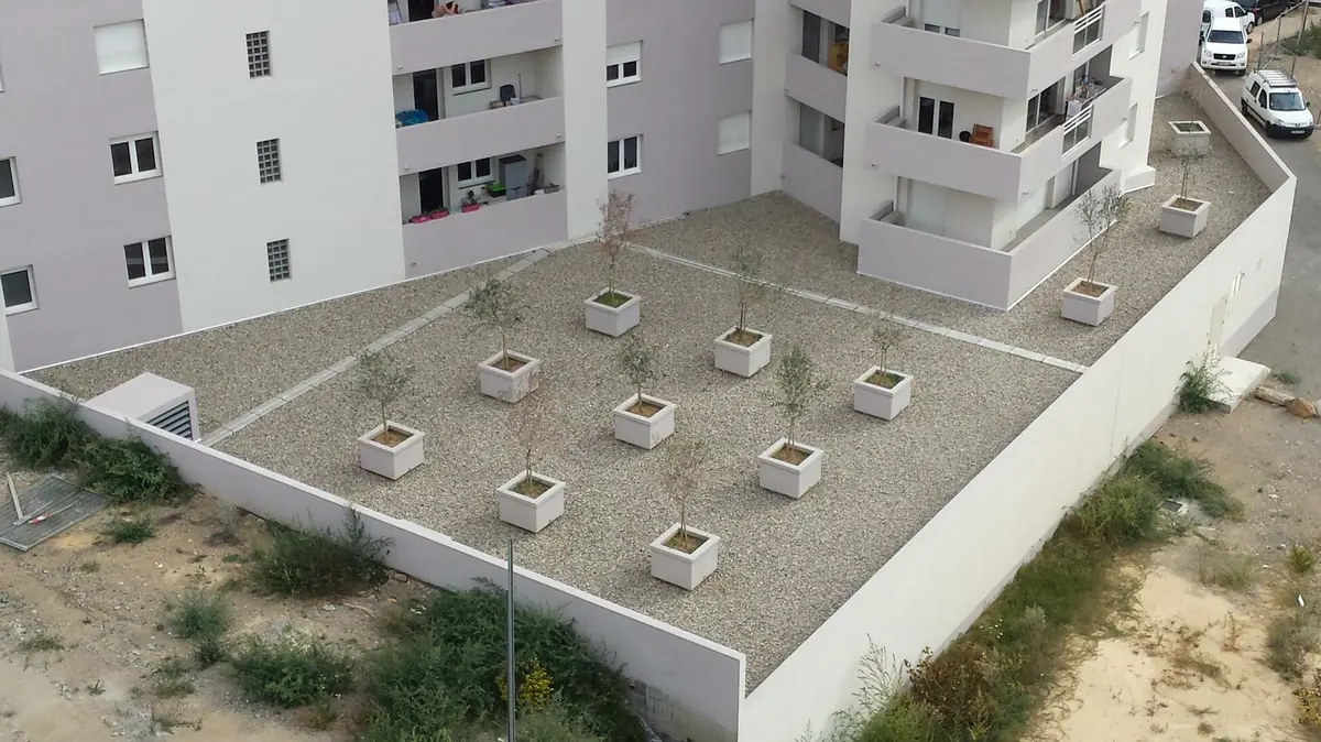 Terrasse de toit d'immeuble avec plots de réservation