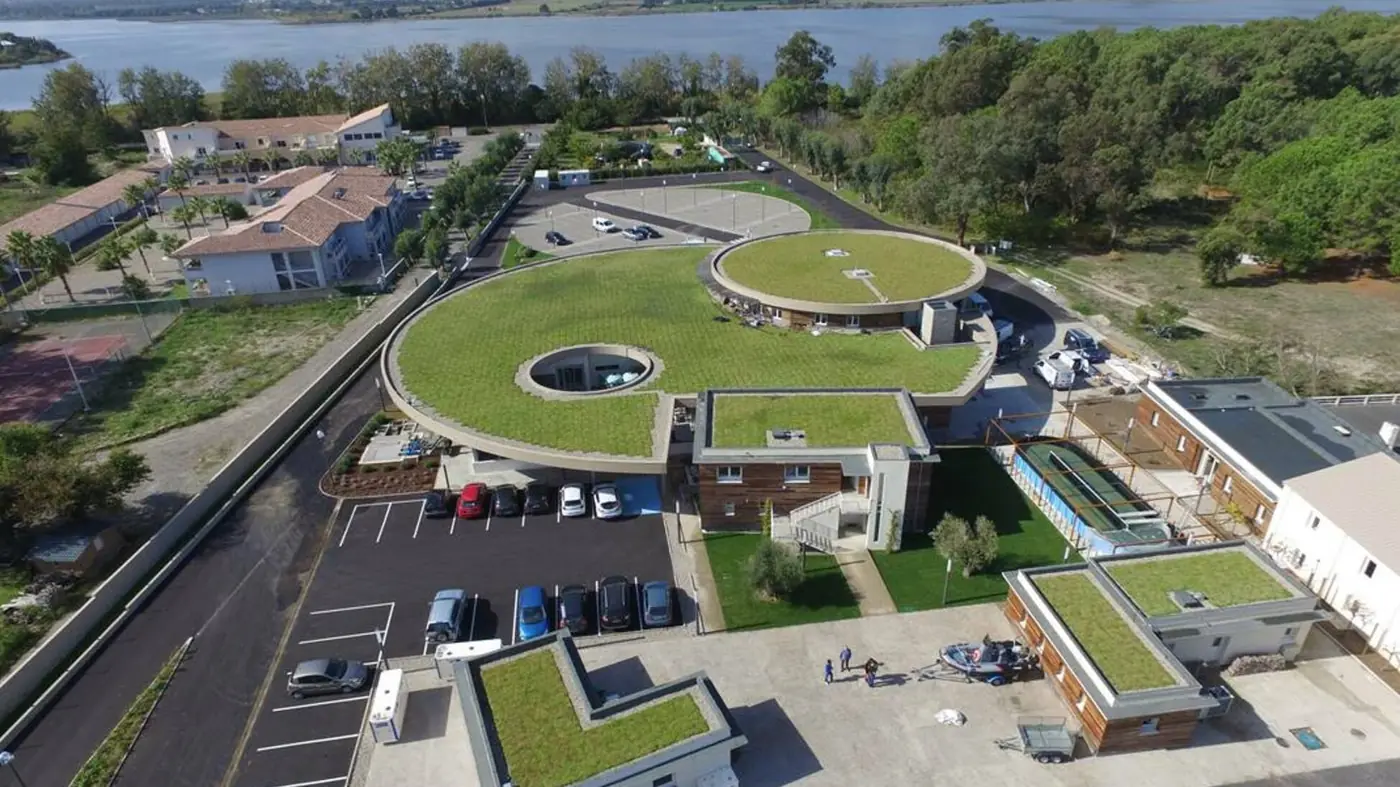 Vue aérienne d'un ensemble de bâtiments aux toitures-terrasses végétalisées