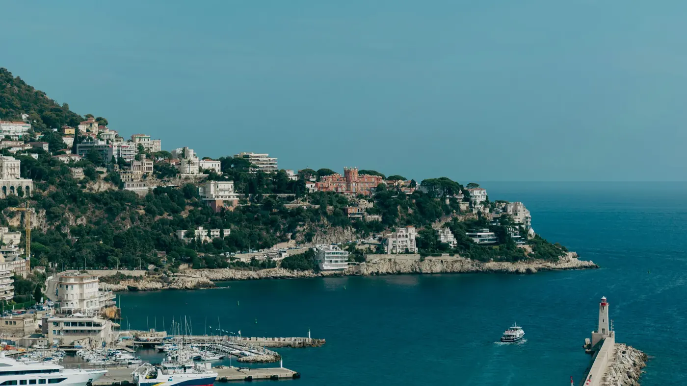 Vue aérienne du littoral de la Côte d'Azur, entre mer et collines